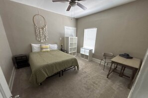4 bedrooms, WiFi, bed sheets - Walkable 4-bedroom house with AC in vibrant Dallas (Dallas)