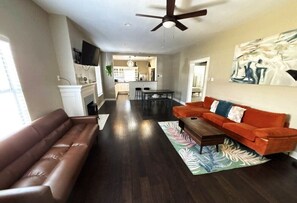 Living area - Walkable 4-bedroom house with AC in vibrant Dallas (Dallas)