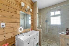 Towels, soap, toilet paper - Walkable 4-bedroom house with AC in vibrant Dallas (Dallas)