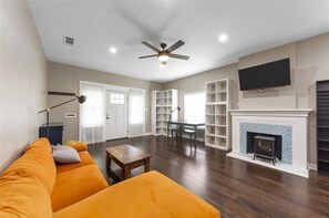 Living area - Walkable 4-bedroom house with AC in vibrant Dallas (Dallas)