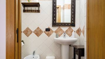 Classic Double or Twin Room | Bathroom