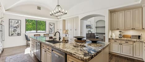 Kylskåp, mikrovågsugn, ugn och spishäll