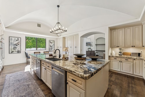 Lux 20+ Guest w/ Pickle, Pool, & More