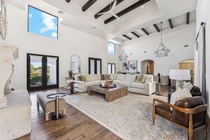 Smart-tv, pejs, bordtennisbord