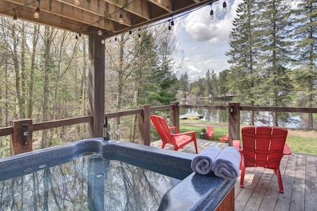 Outdoor spa tub. Loft ideal for a couple. 9km from casino 5km Nordik spa Nature 6km Gatineau Park
