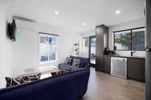 TV - Sunshine Family Sophistication (Sunshine North)