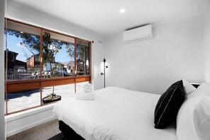 Desk, iron/ironing board, travel cot, WiFi - Sunshine Family Sophistication (Sunshine North)