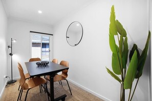 Dining - Sunshine Family Sophistication (Sunshine North)