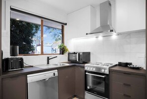 Fridge, microwave, oven, stovetop - Sunshine Family Sophistication (Sunshine North)