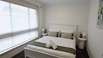 Bureau, fer et planche à repasser, lit parapluie, Wi-Fi