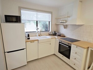 Fridge, microwave, oven, stovetop - A Hamptons Inspired Hideaway (Sunshine North)