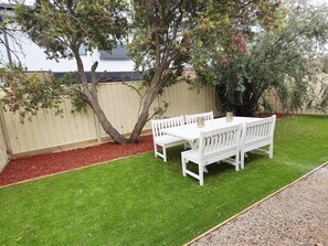 Outdoor dining - A Hamptons Inspired Hideaway (Sunshine North)