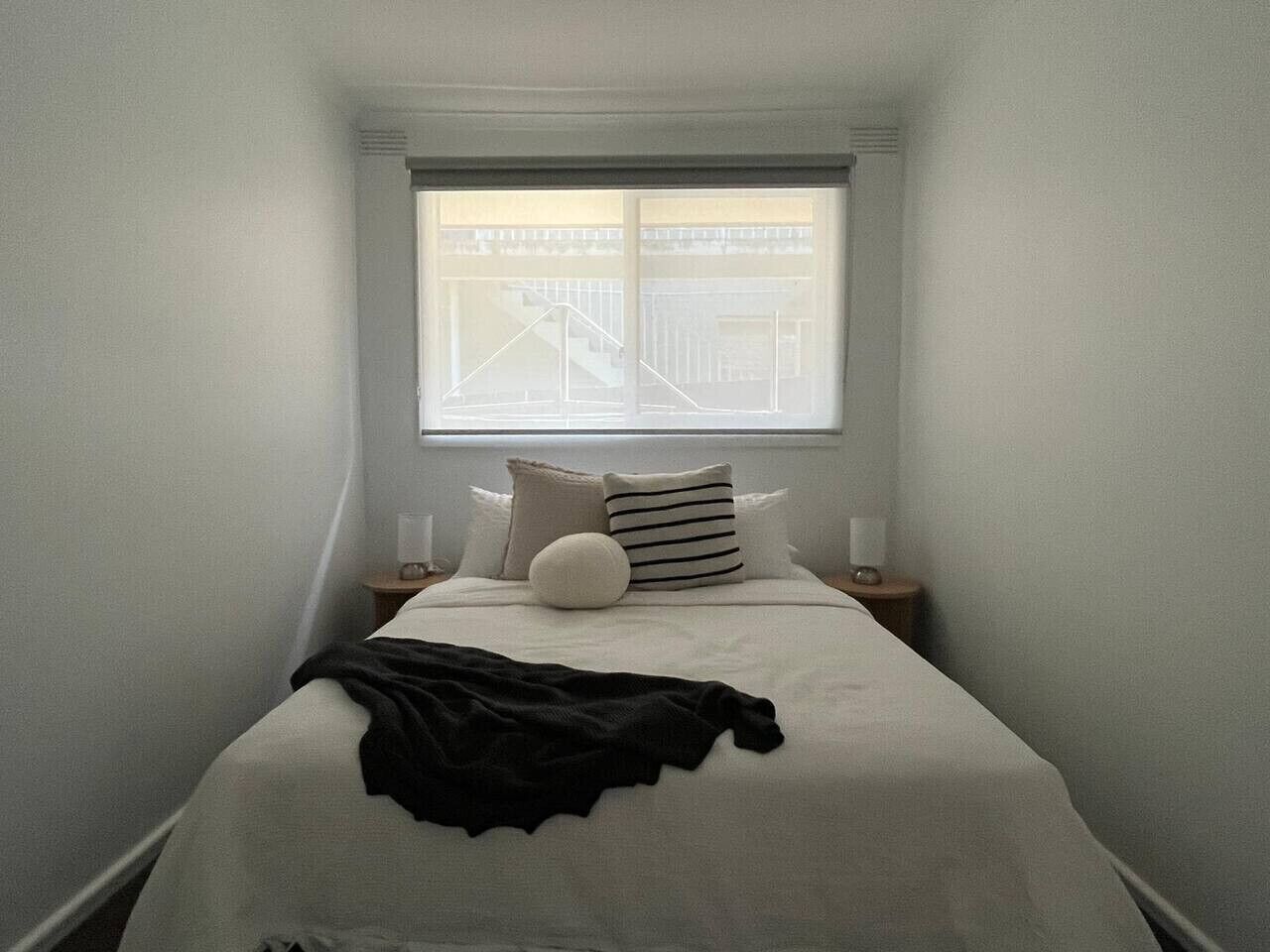 Een bureau, een strijkplank/strijkijzer, wifi, beddengoed