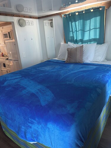 Bonefish: 2-bedroom house boat in serene Islamorada with AC