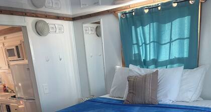 Bonefish: 2-bedroom house boat in serene Islamorada with AC