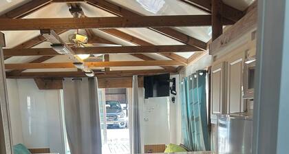 Bonefish: 2-bedroom house boat in serene Islamorada with AC