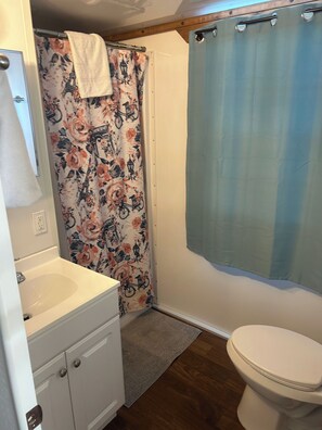 Towels, soap, toilet paper - Bonefish: 2-bedroom house boat in serene Islamorada with AC (Islamorada)