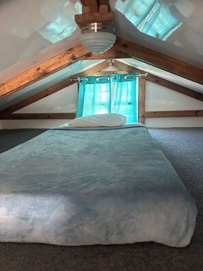 WiFi, bed sheets - Bonefish: 2-bedroom house boat in serene Islamorada with AC (Islamorada)