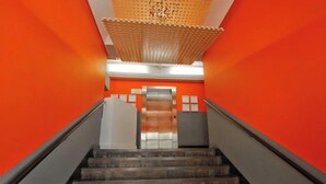 Una escalera de diseño moderno que lleva a un ascensor.