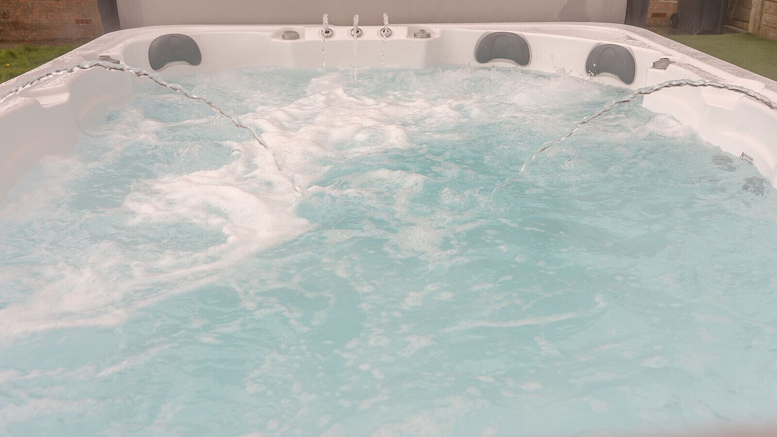 Tina de hidromasaje al aire libre