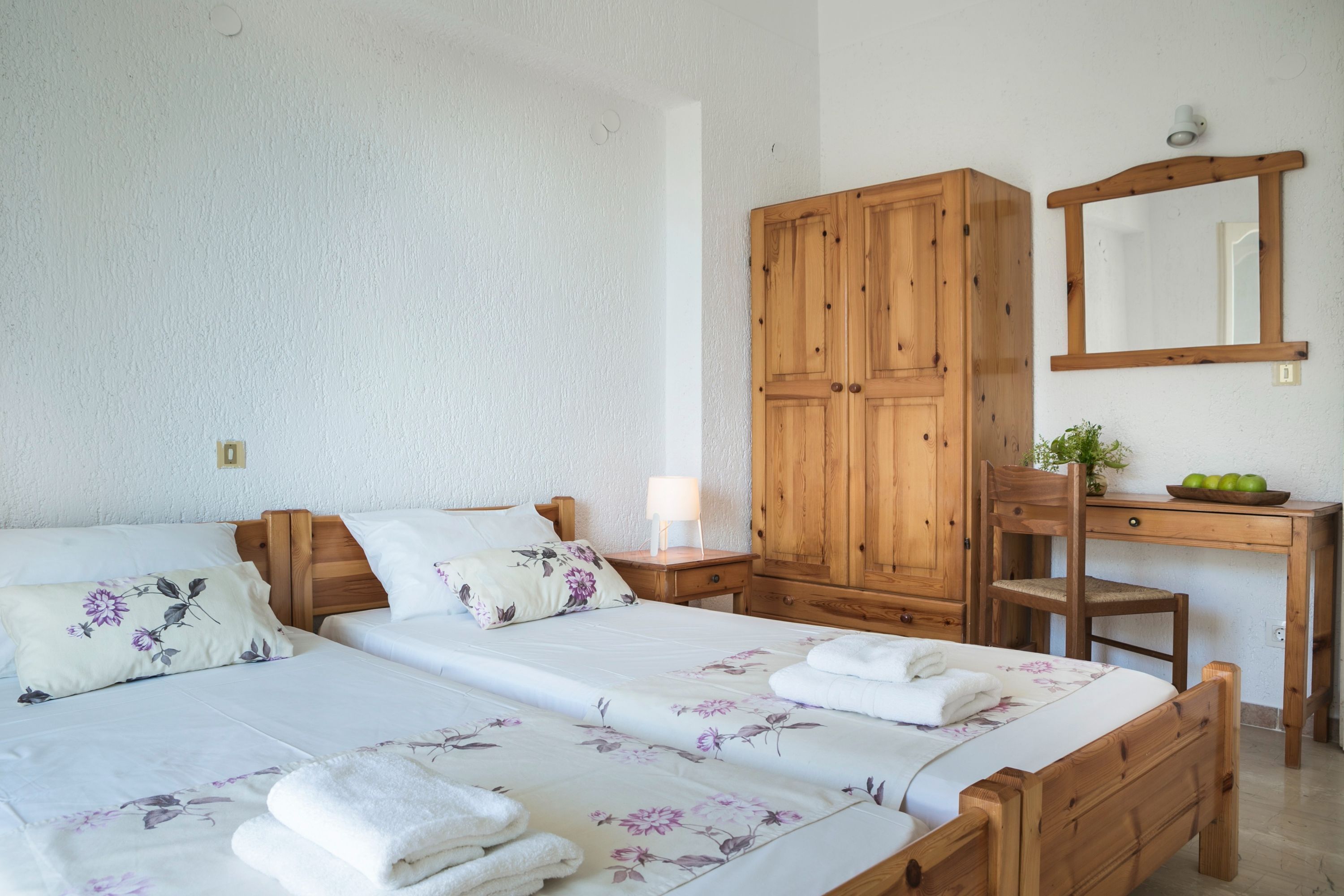 2 habitaciones, escritorio y tabla de planchar con plancha 