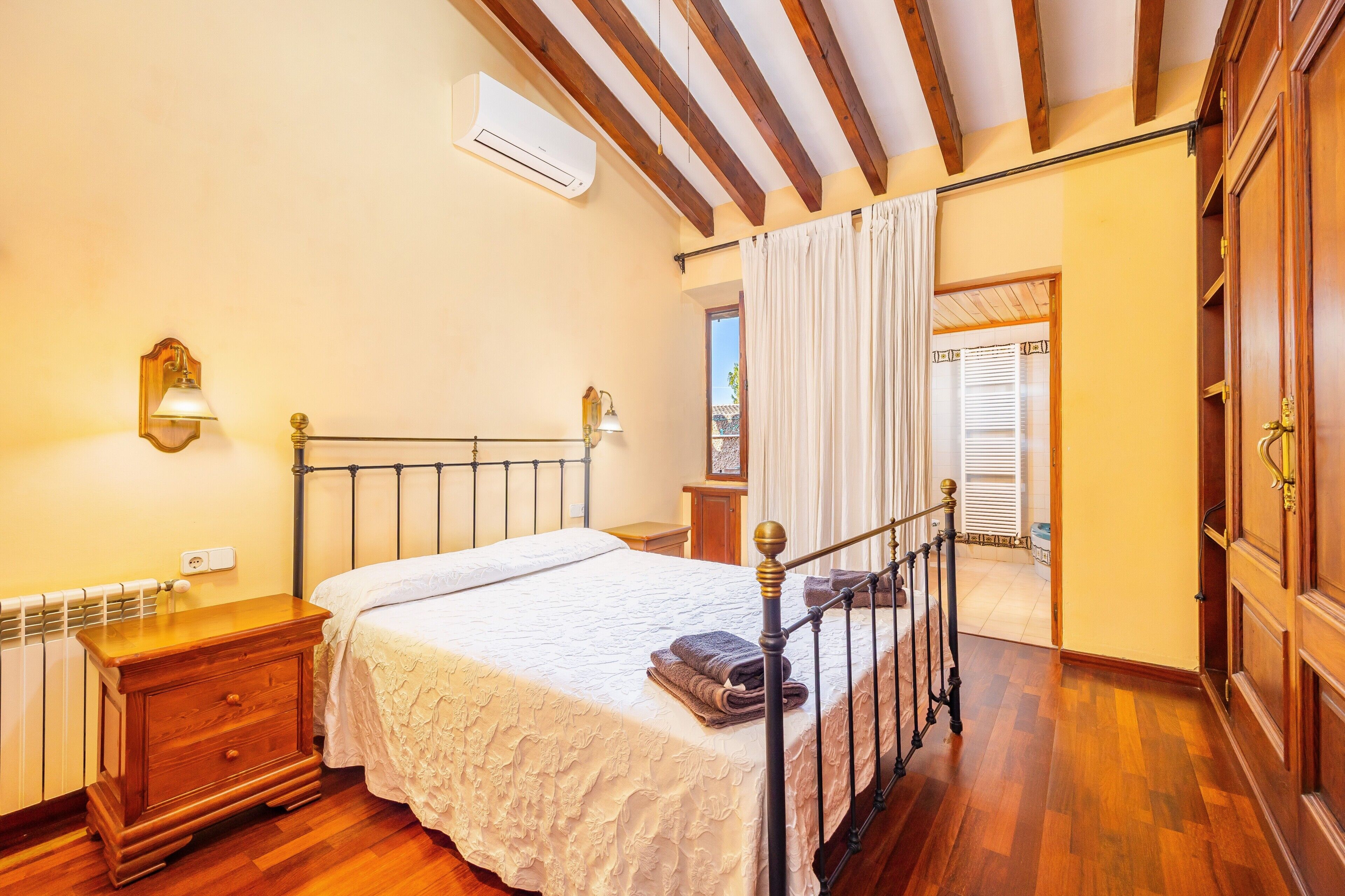 Silitysrauta/-lauta, Wi-Fi, vuodevaatteet