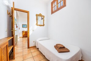 Tabla de planchar con plancha, wifi, ropa de cama