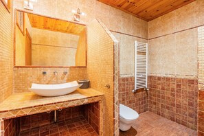 Ducha, secador de pelo y toallas