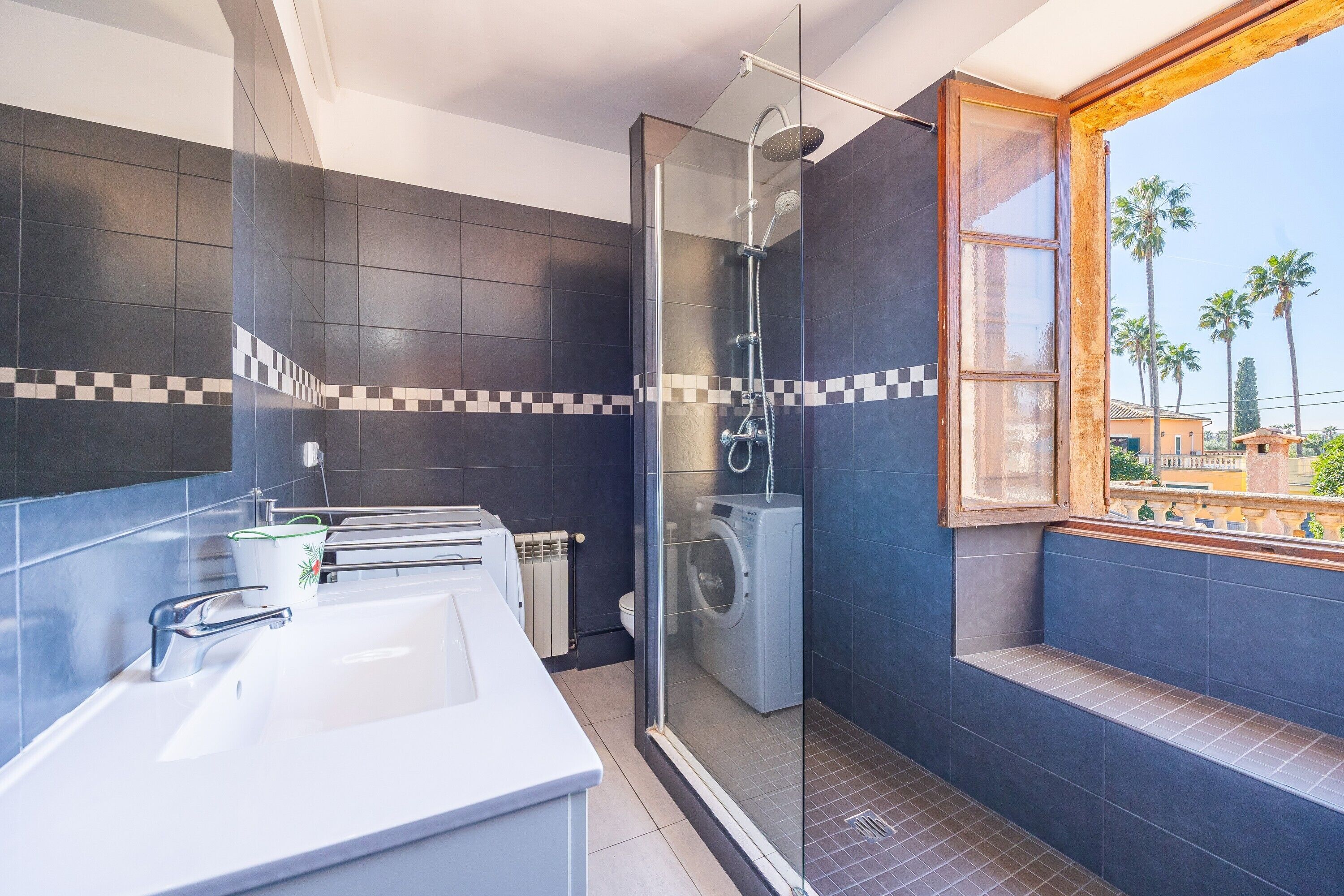 Chuveiro, secador de cabelo, toalhas de banho 