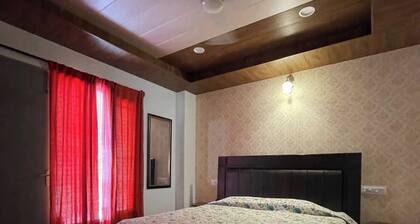 Valley View 1BHK near Solan, WiFi,Parking, Homestay for Couples, Workation Ready