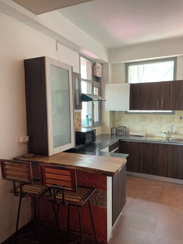 Valley View 1BHK near Solan, WiFi,Parking, Homestay for Couples, Workation Ready