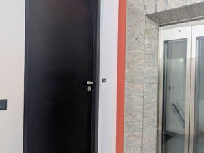 Interior - Private bedroom with ensuite bathroom in Colombo 5 (Colombo)