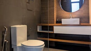 A modern bathroom with a toilet, sink, and mirror. - Private bedroom with ensuite bathroom in Colombo 5 (Colombo)