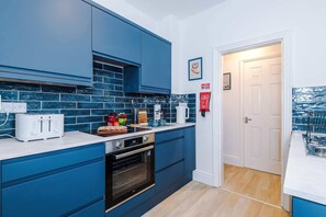 Een koelkast, een magnetron, een oven, een kookplaat