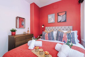 4 bedrooms, iron/ironing board, WiFi, bed sheets