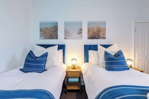 Een strijkplank/strijkijzer, wifi, beddengoed