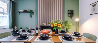 Spacious 4 Bed Home in Crewe, Perfect for Groups!