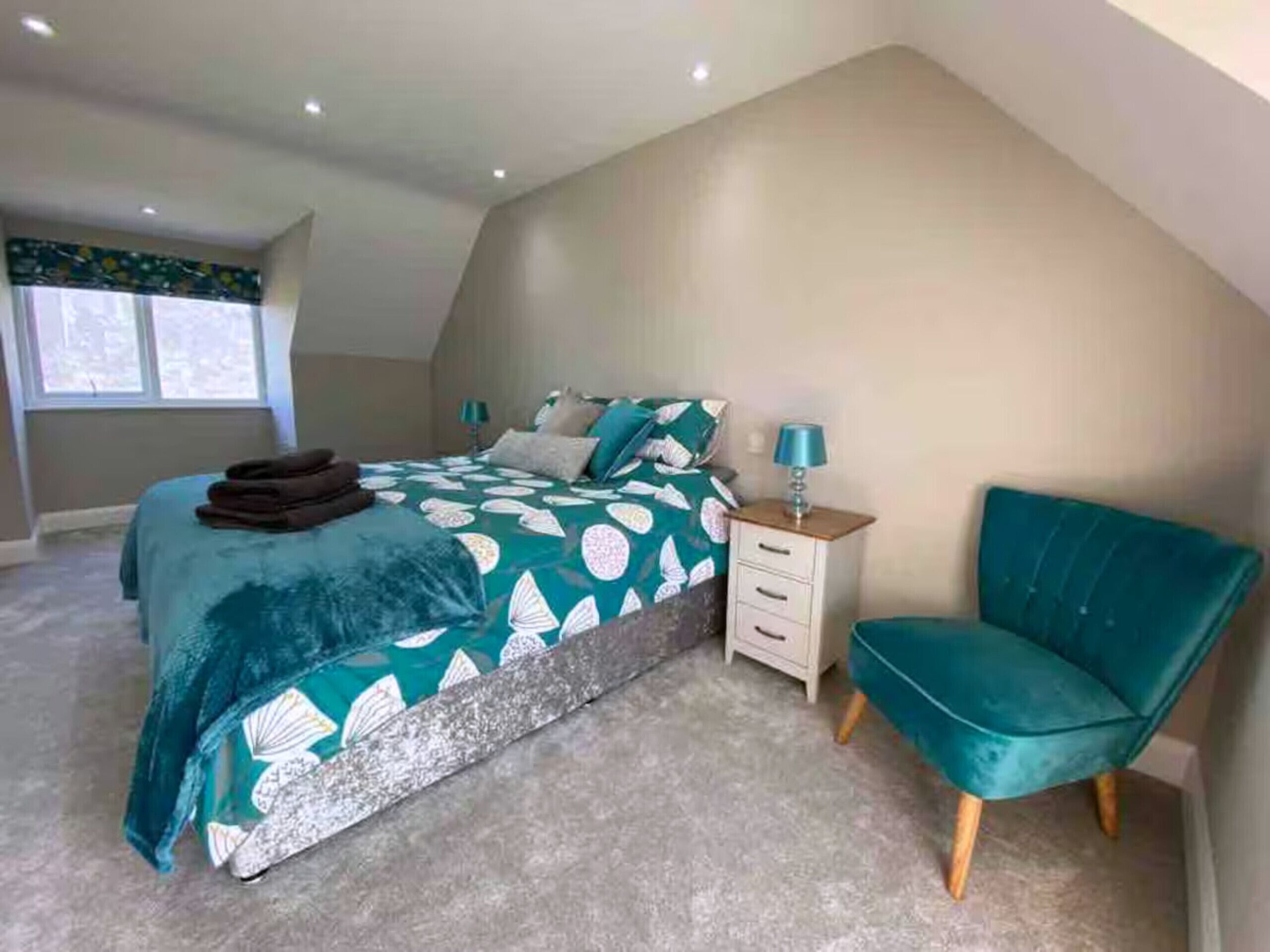 4 bedrooms, iron/ironing board, free WiFi, bed sheets