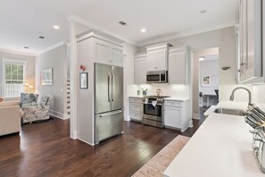 Fridge, microwave, oven, stovetop - Central Location with a pool, sleeps 10 (St Simons Island)