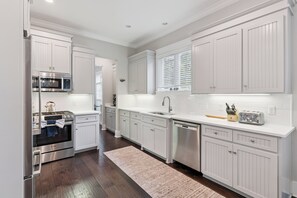 Fridge, microwave, oven, stovetop - Central Location with a pool, sleeps 10 (St Simons Island)