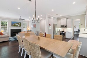 Interior - Central Location with a pool, sleeps 10 (St Simons Island)