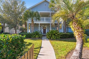 Exterior - Central Location with a pool, sleeps 10 (St Simons Island)