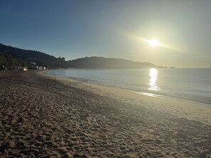 Beach nearby, sun-loungers - Appartement climatisé avec terrasse entre nature et mer (Le Lavandou)