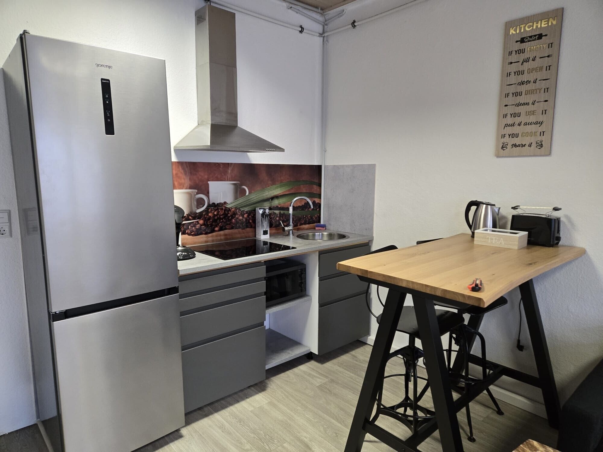 Réfrigérateur, micro-ondes, plaque de cuisson, cafetière/bouilloire