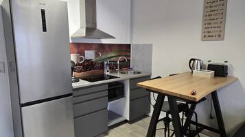 Réfrigérateur, micro-ondes, plaque de cuisson, cafetière/bouilloire