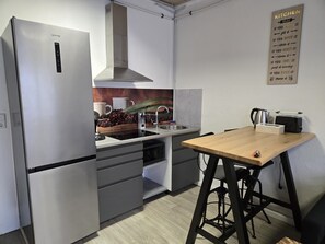 Kühlschrank, Mikrowelle, Herdplatte, Wasserkocher mit Kaffee-/Teezubehör