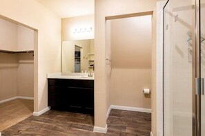 Shower, hair dryer, bidet, towels - A Peaceful, Toddler-Ready 4BR Home Near Austin (Austin)