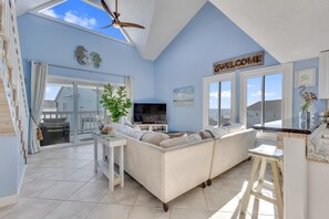 Living area - Paradise Tides - 6 Bedroom Duplex with Community Pool (Carolina)