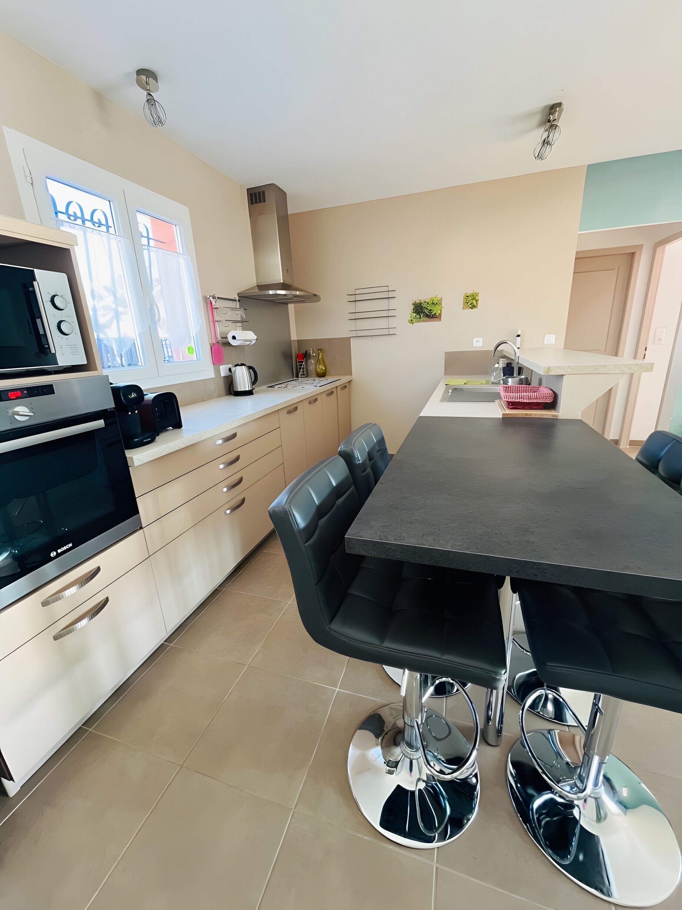 Køleskab, mikrobølgeovn, ovn, kogeplade