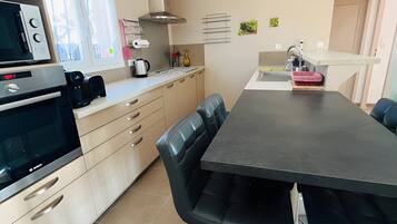 Køleskab, mikrobølgeovn, ovn, kogeplade